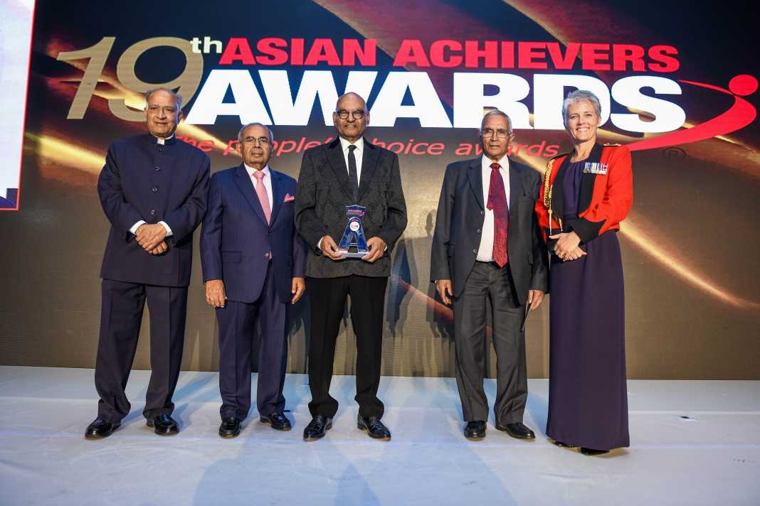 Lifetime Achievement Award winner Anil Agarwal with CB Patel (Left most), GP Hinduja (L), Lord Navnit Dholakia (R) and Major-General Sharon Nesmith (R most)
